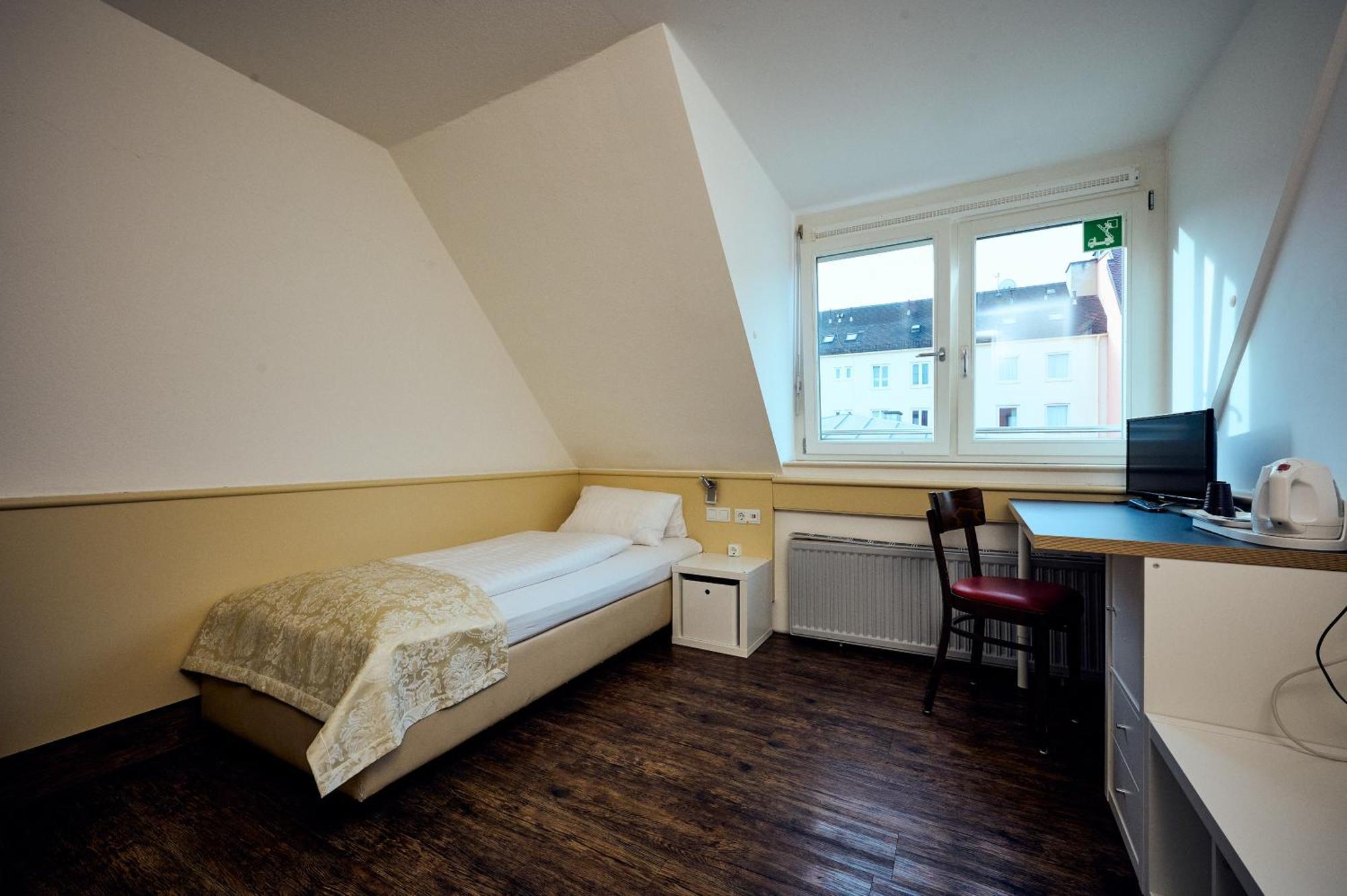 Single Room,1211982235:JPEG